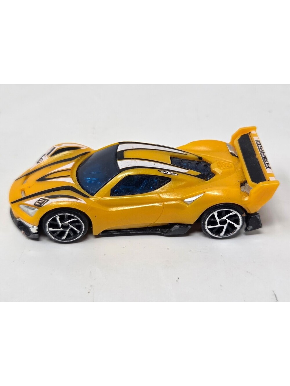 Zuru Metal Machines Yellow Fantasy Sports Car Diecast Toy Rear Spoiler HY 200423